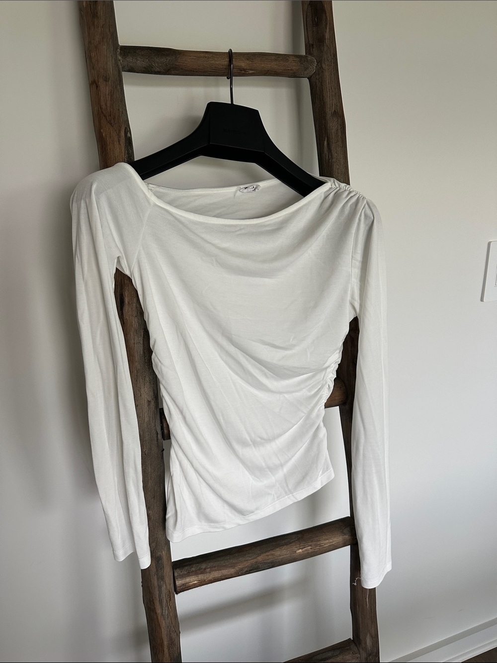 Women's Ruched White Long-Sleeve Off The Shoulder Crew Top Small
